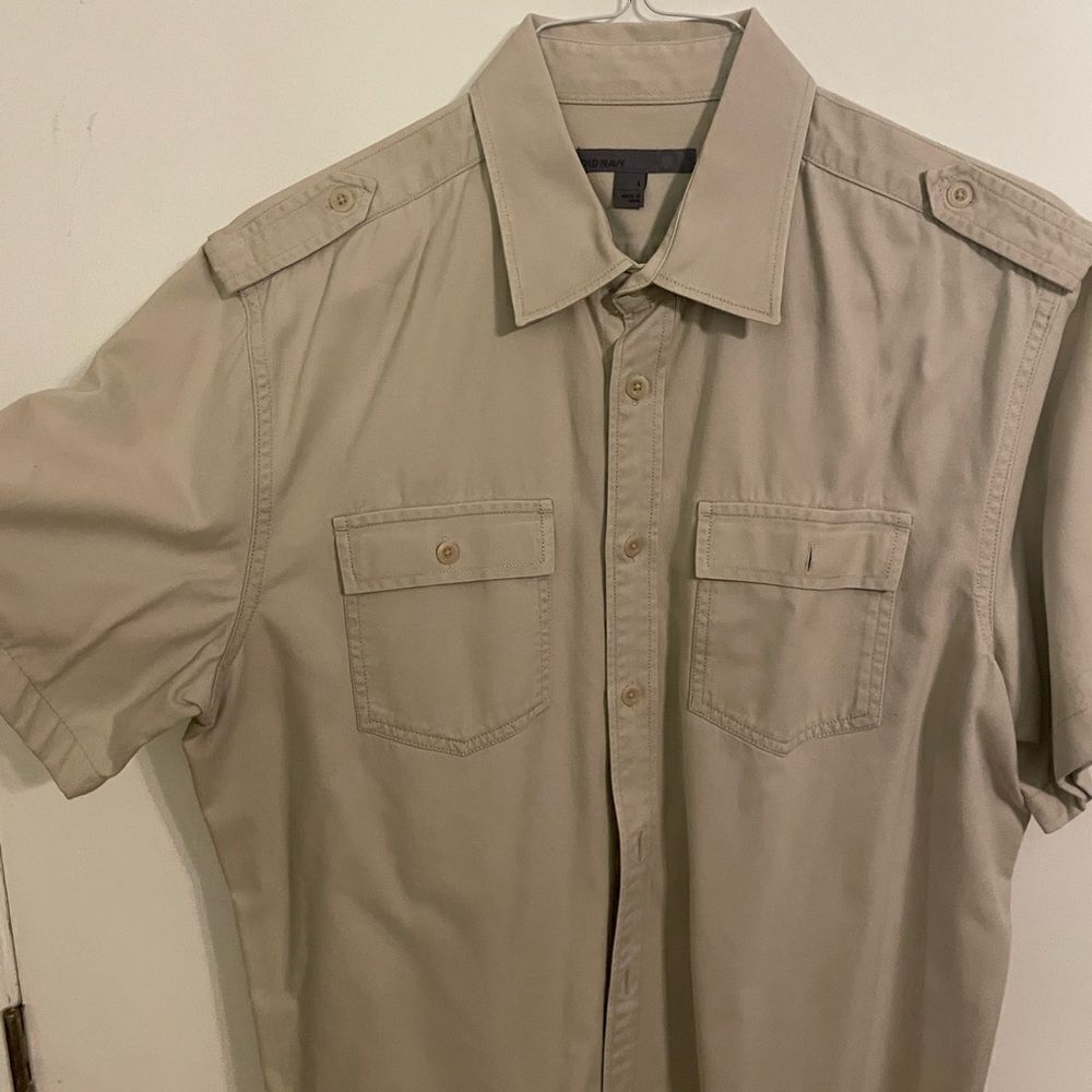 Old Navy Men’s khaki cargo utility shirt short sleeve button down collar (L)